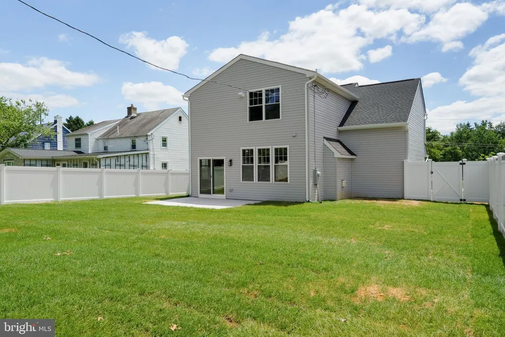 105 Paper Mill Rd, Oreland, PA 19075