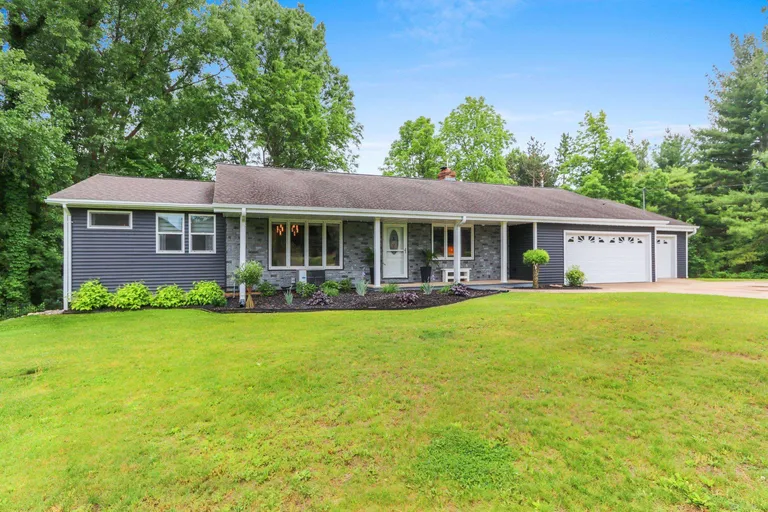 389 Sunlite Dr, Oneida, WI 54155-9218
