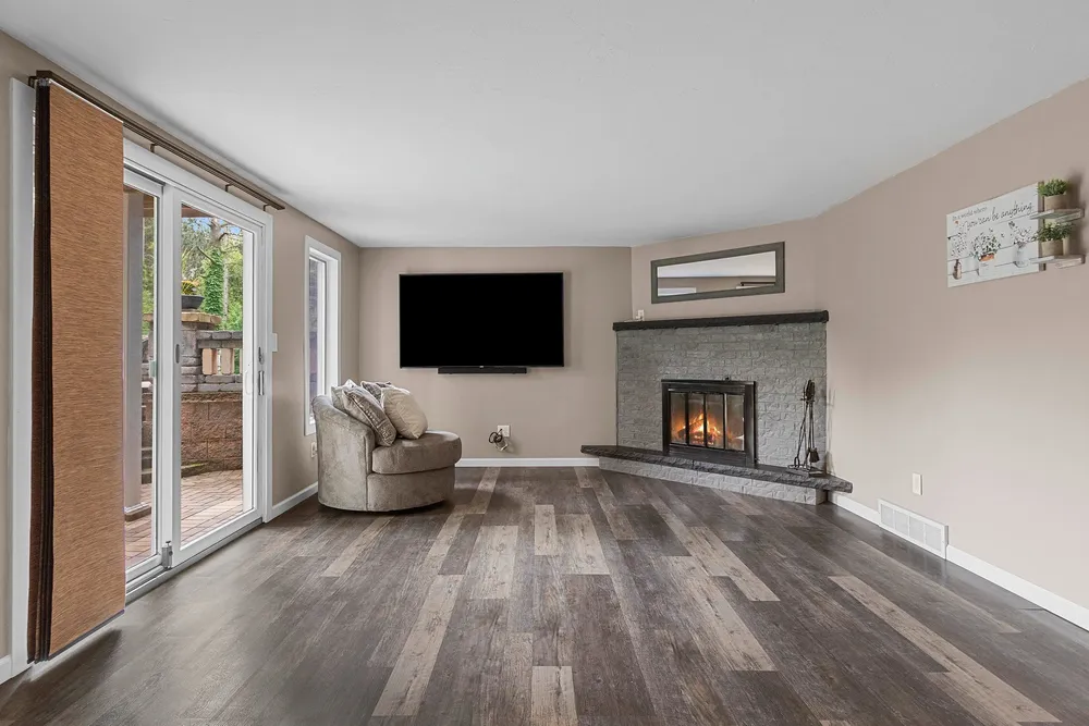 389 Sunlite Dr, Oneida, WI 54155-9218
