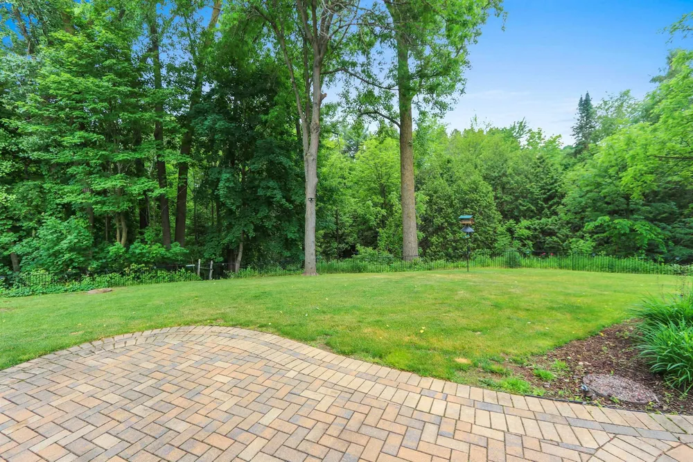 389 Sunlite Dr, Oneida, WI 54155-9218