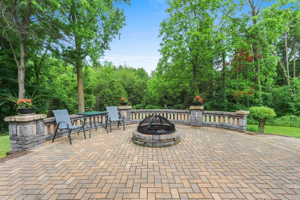 389 Sunlite Dr, Oneida, WI 54155-9218