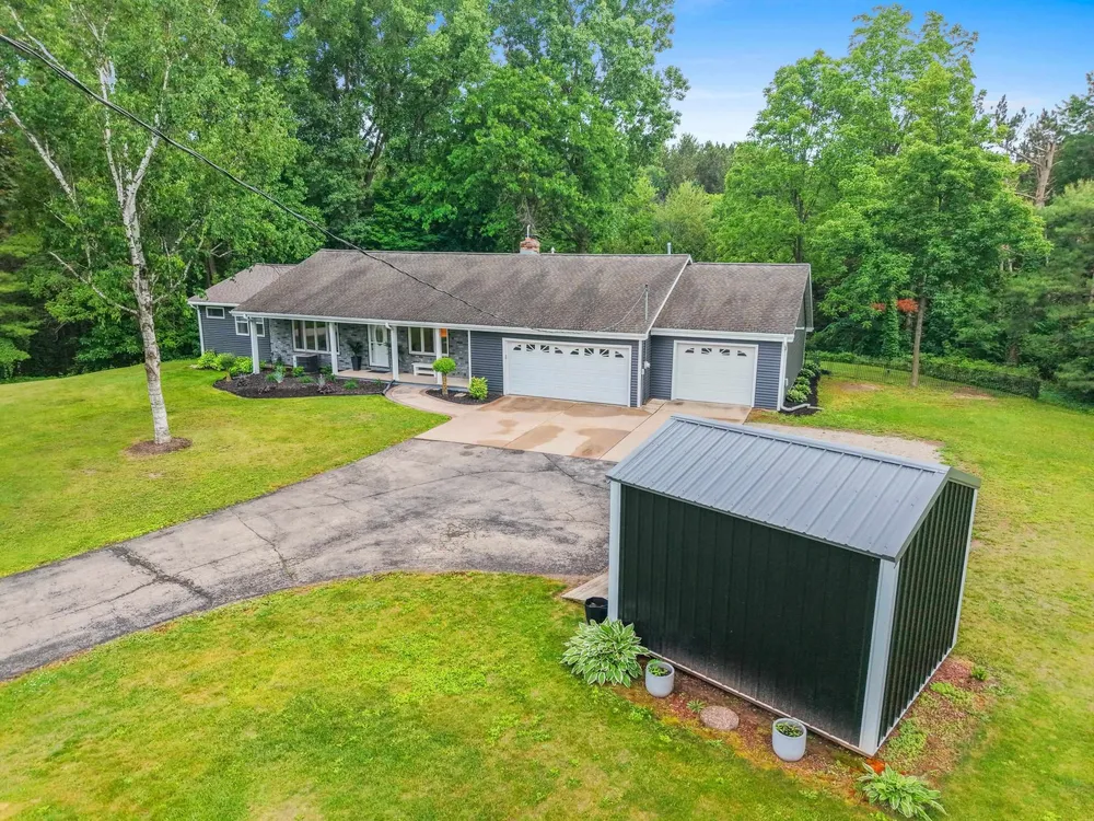 389 Sunlite Dr, Oneida, WI 54155-9218