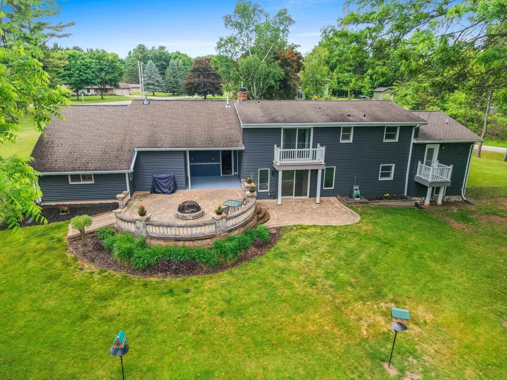 389 Sunlite Dr, Oneida, WI 54155-9218