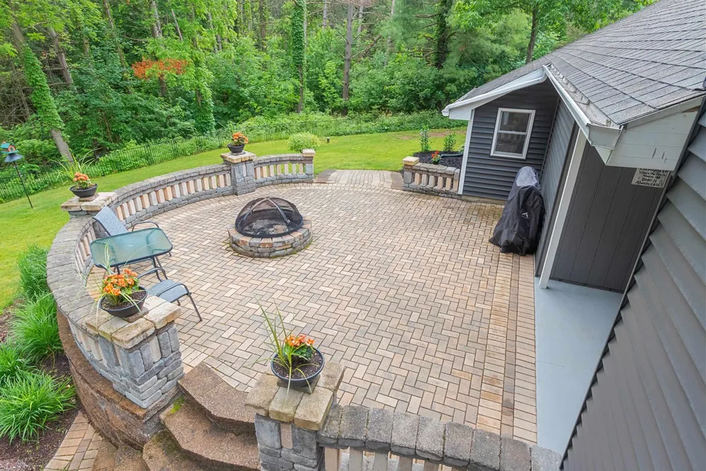 389 Sunlite Dr, Oneida, WI 54155-9218