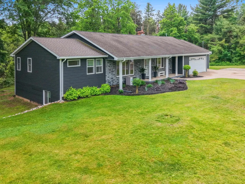 389 Sunlite Dr, Oneida, WI 54155-9218