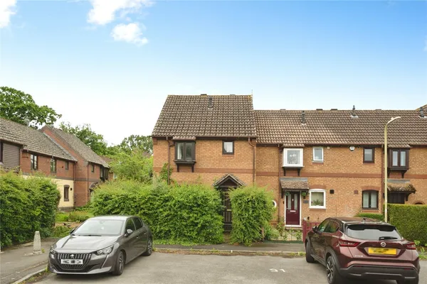 Hop Garden Road, Hook, Hampshire, RG27