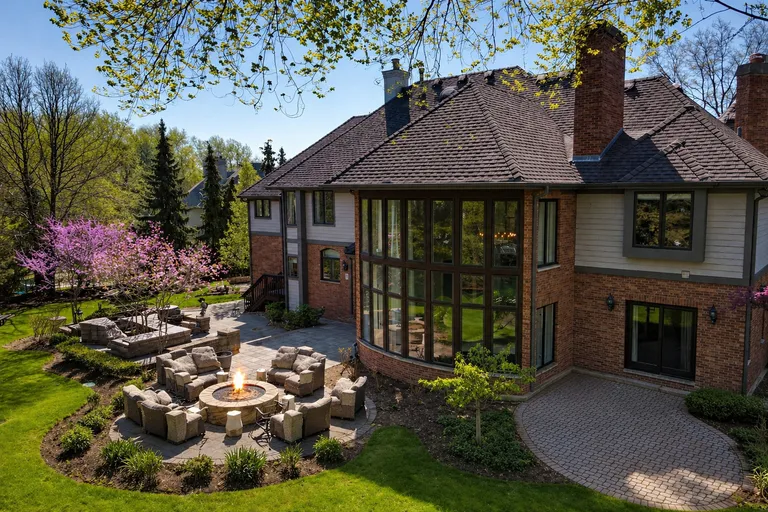 599 Chateaux Bourne Dr, Barrington, IL 60010