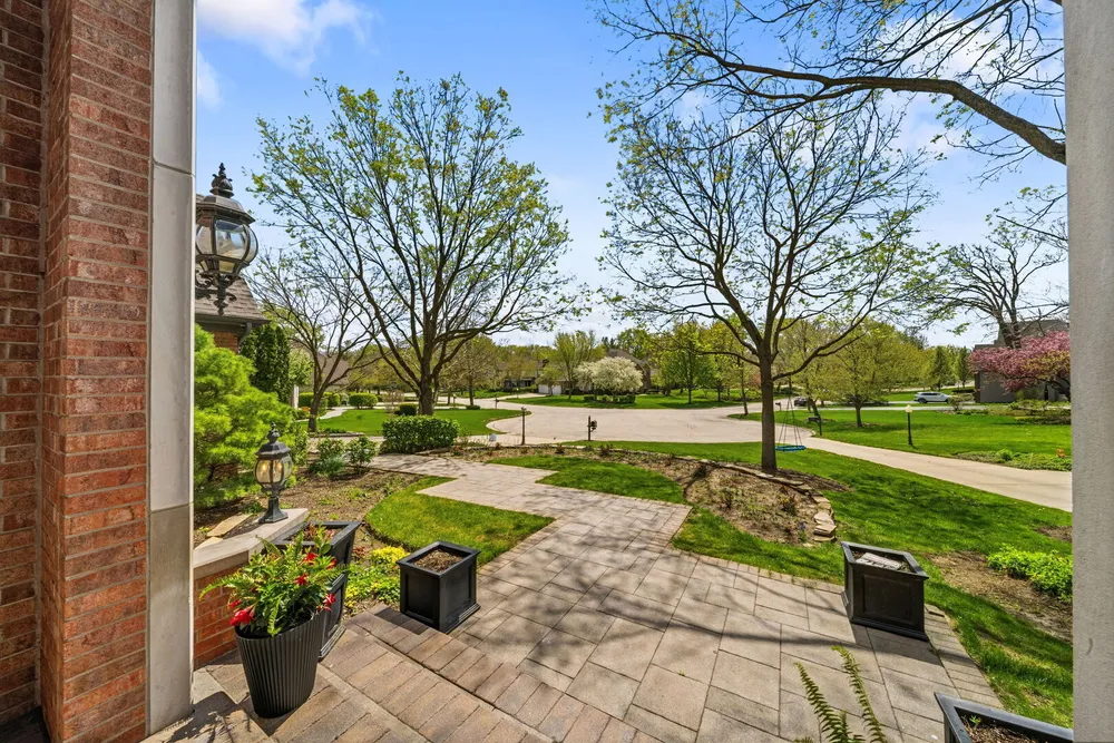599 Chateaux Bourne Dr, Barrington, IL 60010