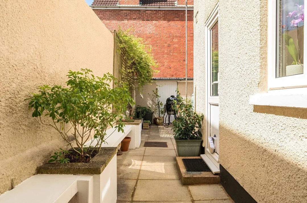 https://mr0.homeflow-assets.co.uk/files/photo/image/47580/1399/_x_/SOU250016_07.jpg