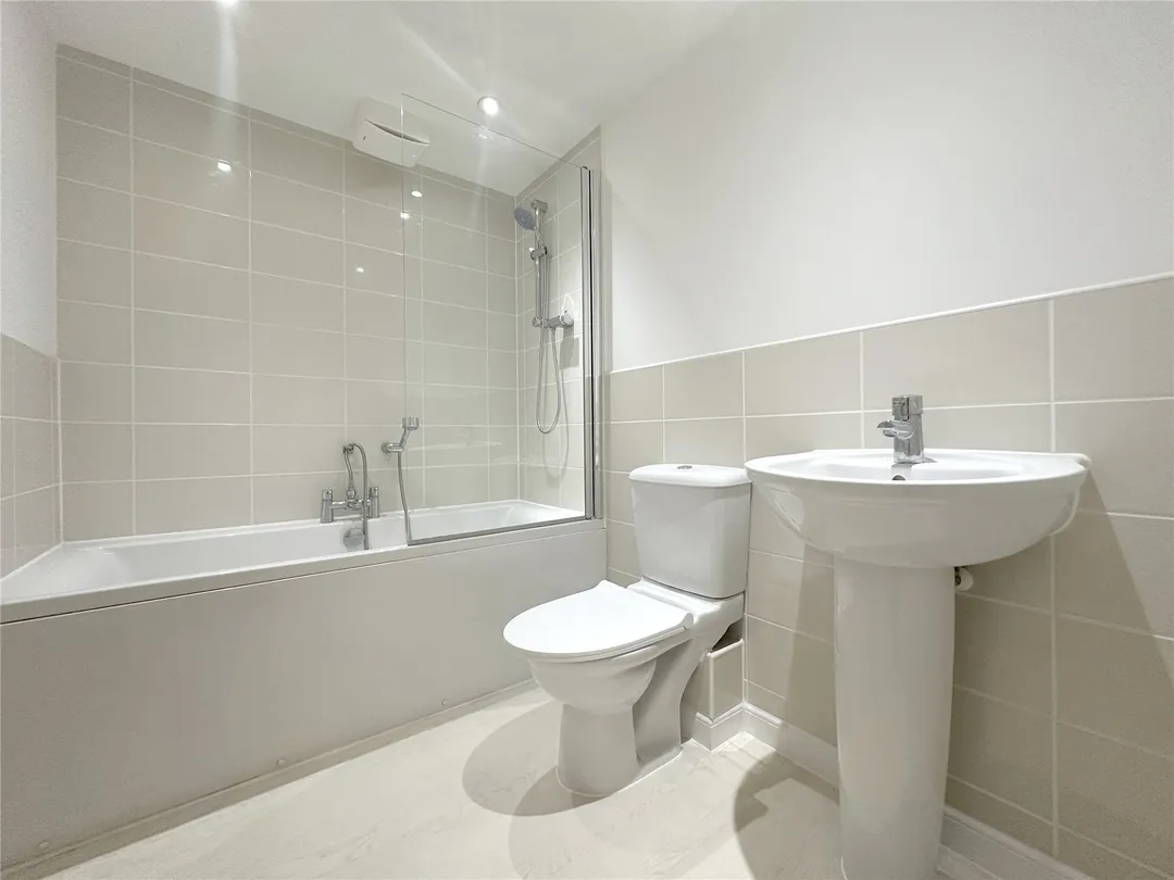 https://mr0.homeflow-assets.co.uk/files/photo/image/47587/1654/_x_/OCL240103_06.jpg
