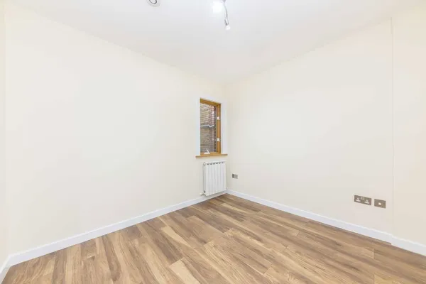 Plough Lane, Teddington, TW11 photo 5