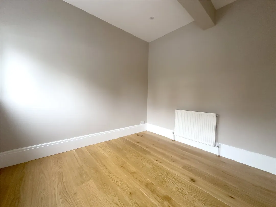https://mr0.homeflow-assets.co.uk/files/photo/image/47596/8225/_x_/OCL210008_27.jpg