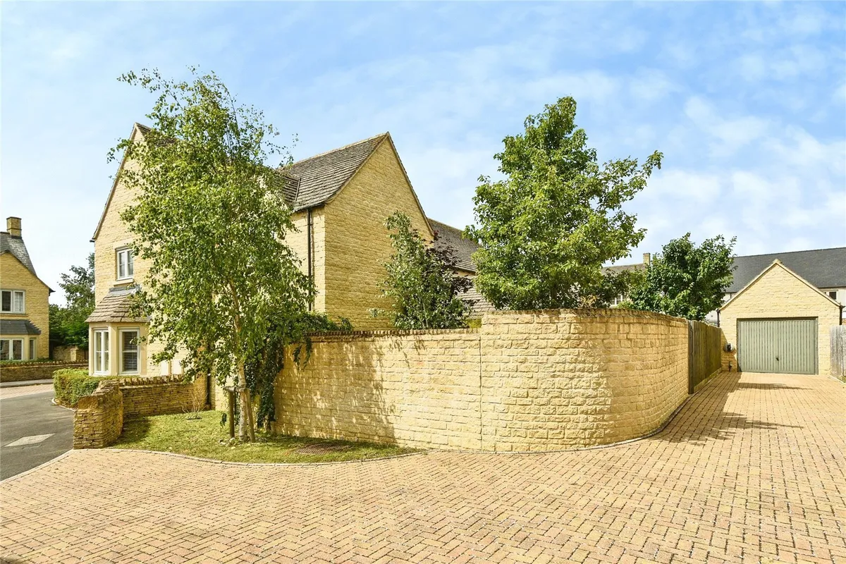 Old Railway Close, Lechlade, Gloucestershire, GL7