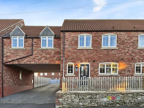 Eastfields, Bishop Norton, MARKET RASENphoto