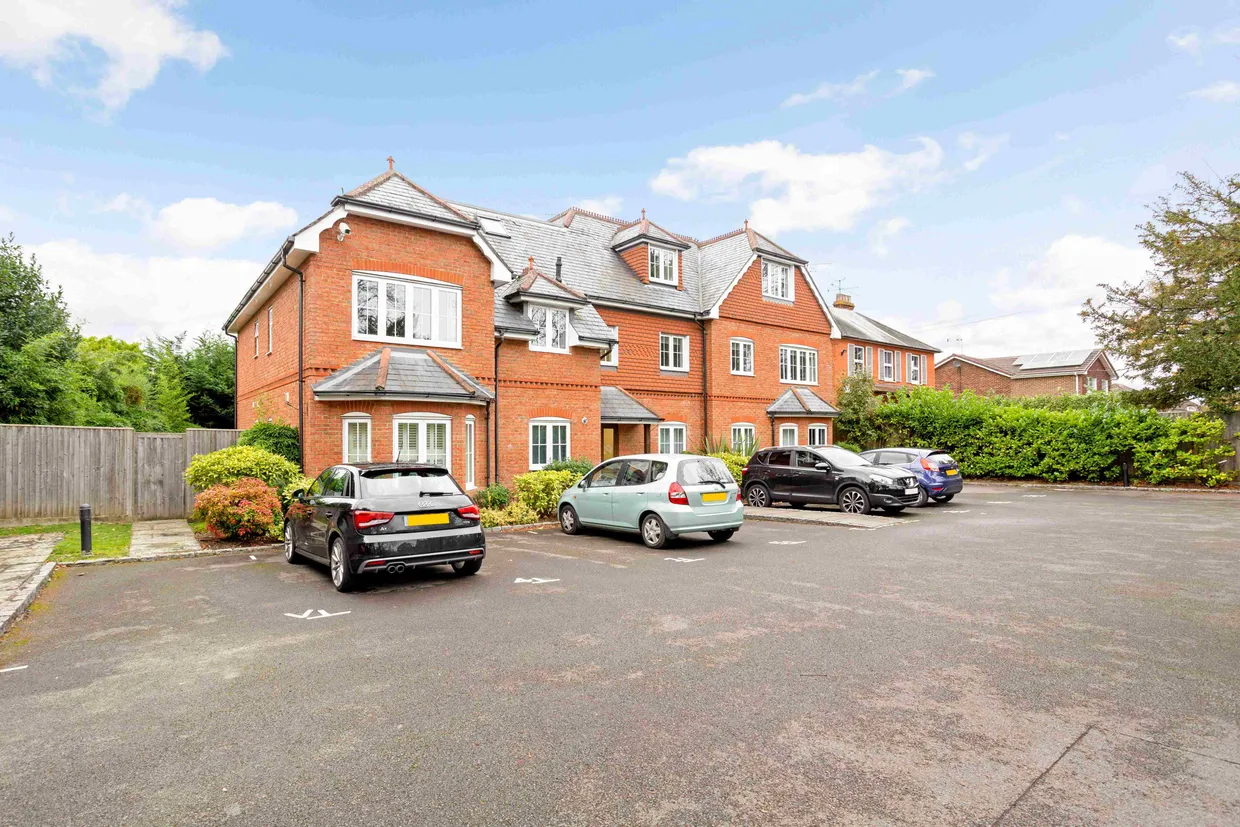 Finchampstead Road, Wokingham, RG41 photo 1