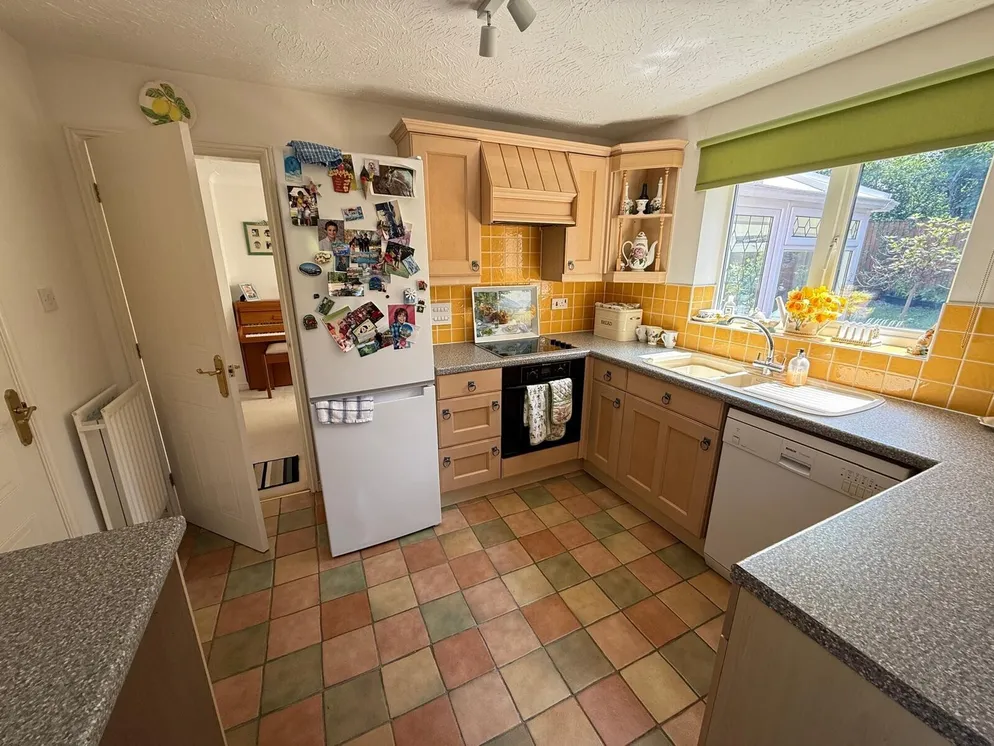 Property carousel item 6