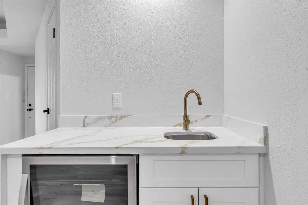 4900 Floyd St, Houston, TX 77007