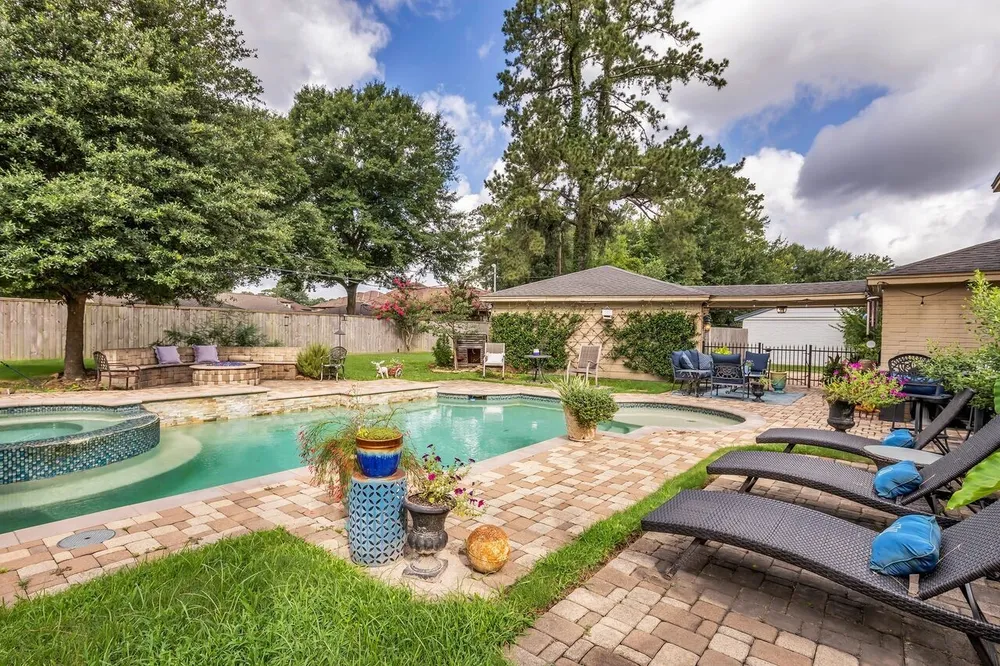 14115 Paradise Valley Dr, Houston, TX 77069