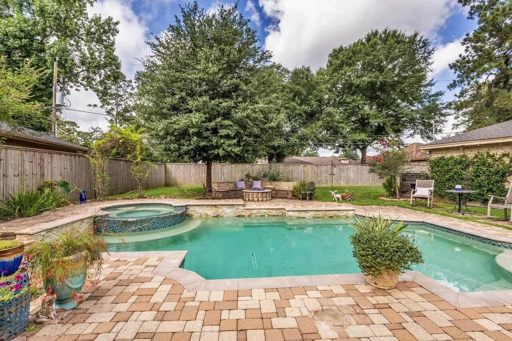14115 Paradise Valley Dr, Houston, TX 77069