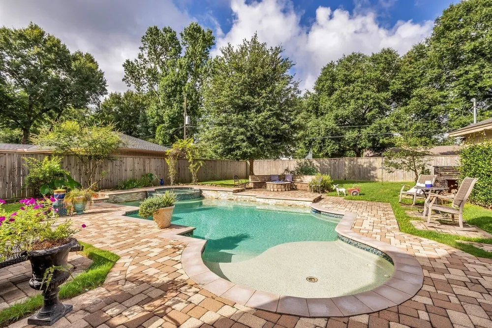 14115 Paradise Valley Dr, Houston, TX 77069
