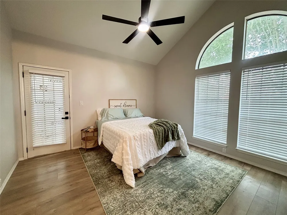 4900 Floyd St, Houston, TX 77007