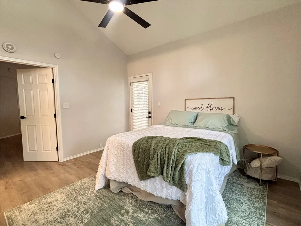 4900 Floyd St, Houston, TX 77007