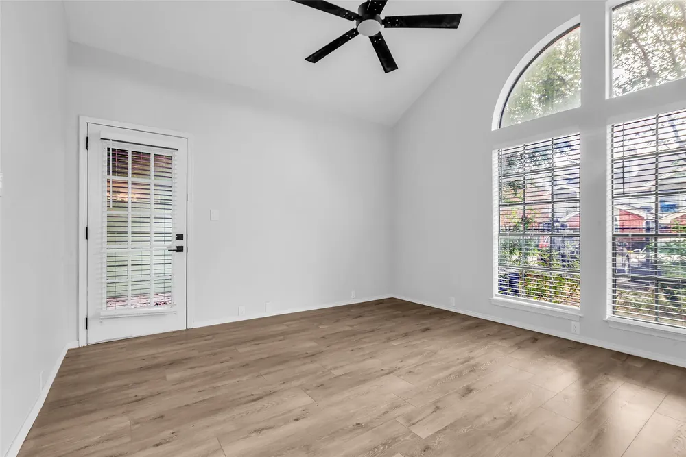 4900 Floyd St, Houston, TX 77007