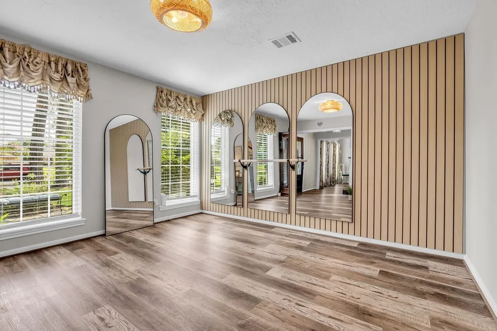 14115 Paradise Valley Dr, Houston, TX 77069