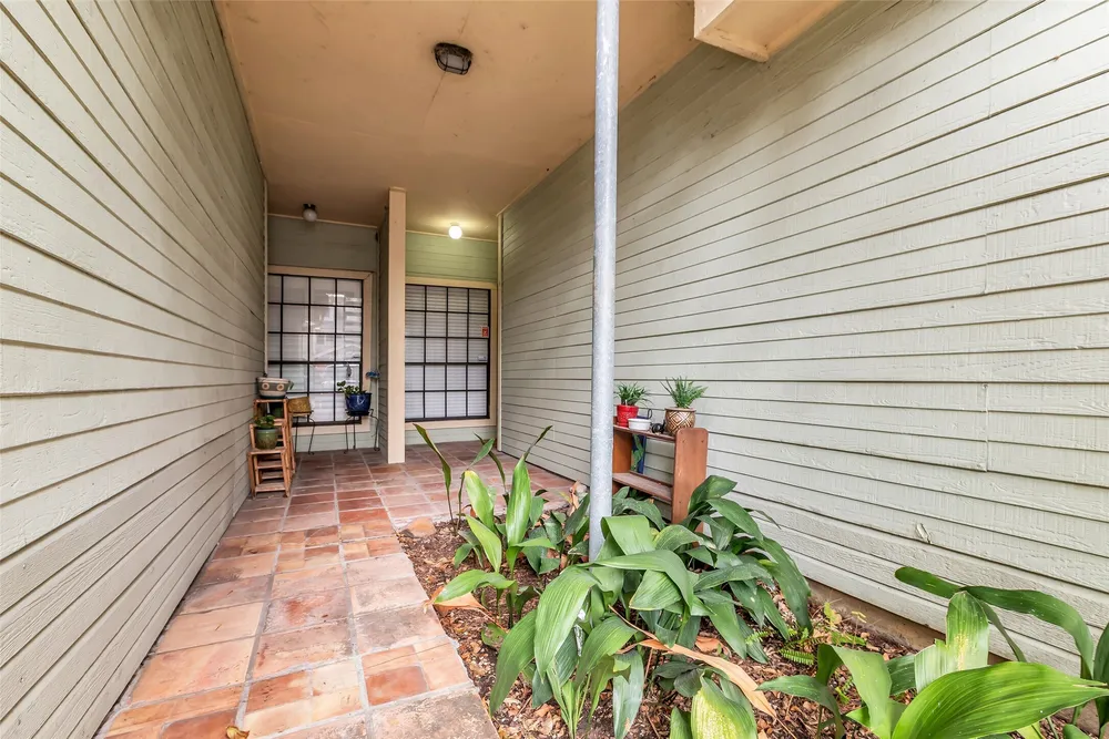 4900 Floyd St, Houston, TX 77007