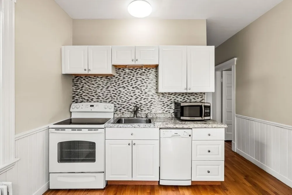 18 Cliff St, Salem, MA 01970