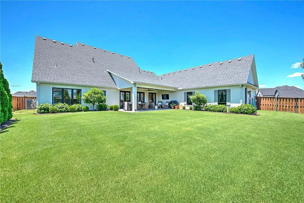 4301 S 86th St, Bentonville, AR 72713