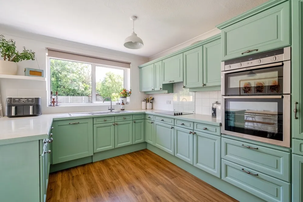Ember Gardens, Thames Ditton KT7 photo 2