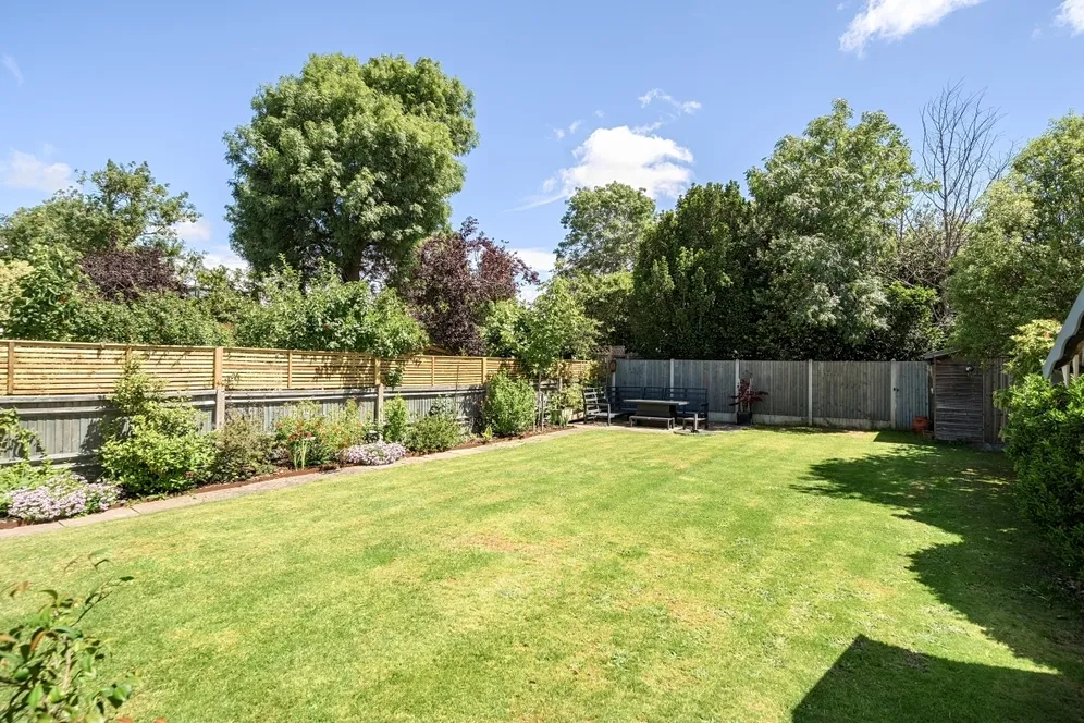 Ember Gardens, Thames Ditton KT7 photo 5