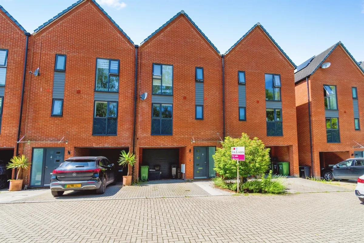 Sundays Hill Close, Hedge End, Southampton
