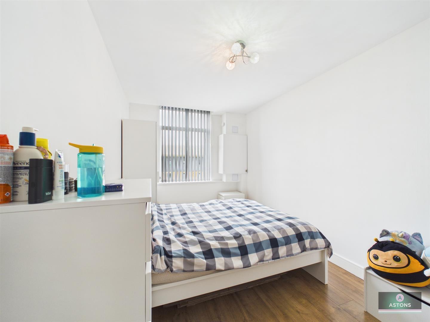 London Road, Lowfield Heath Image 6