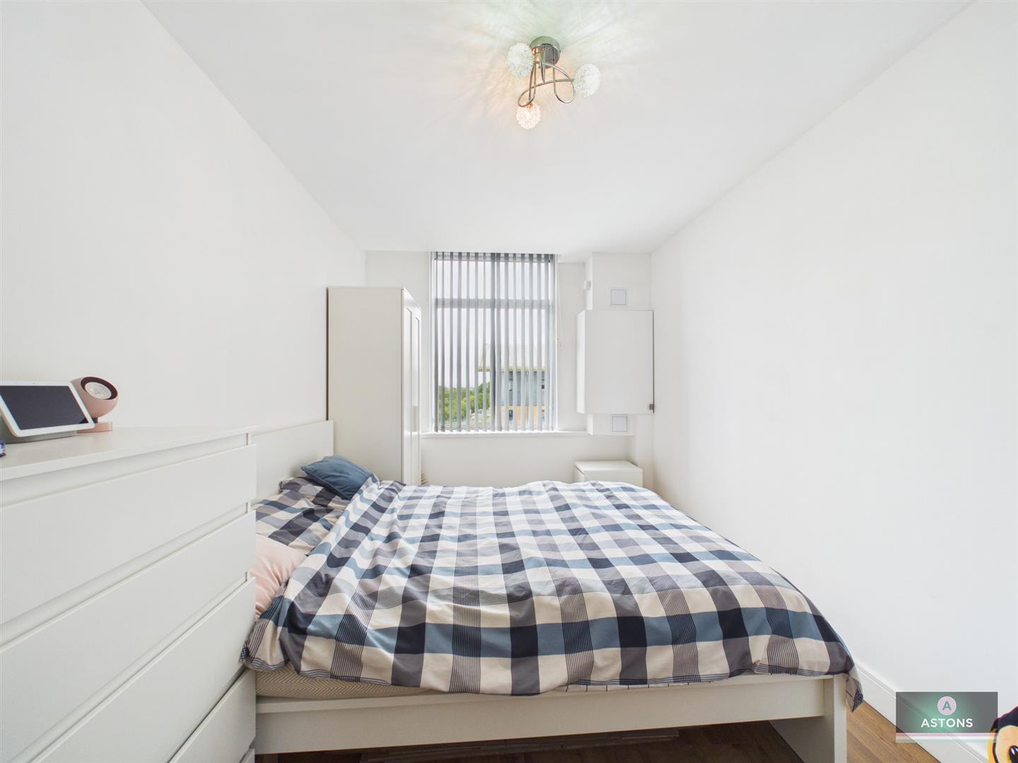 London Road, Lowfield Heath Image 7