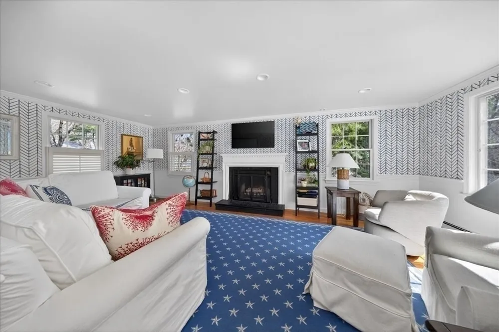 36 Independence Ln, Hingham, MA 02043