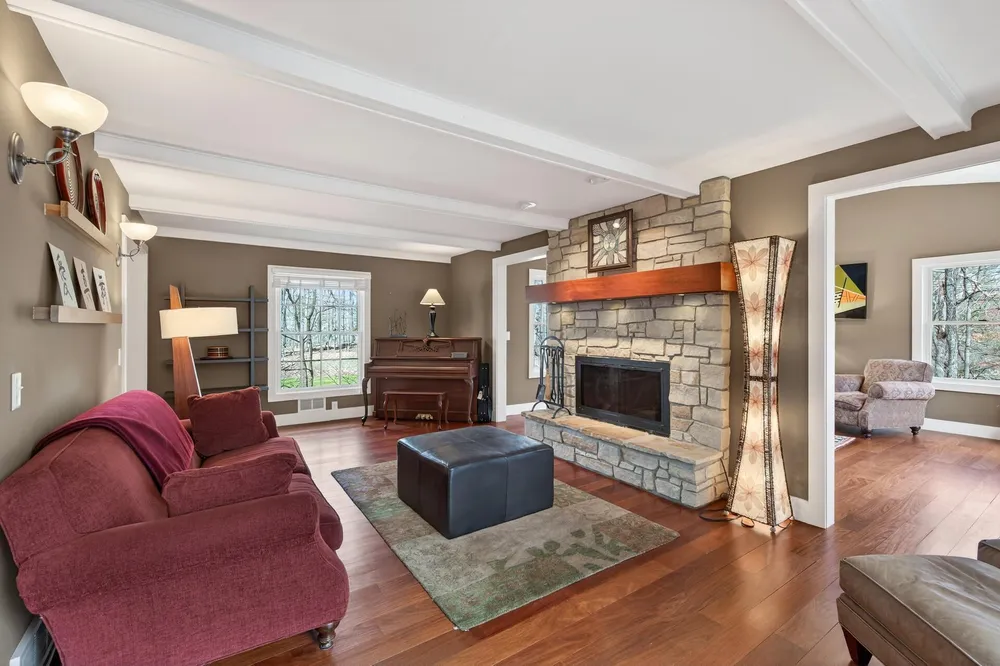 19055 Ridgewood Rd, Deephaven, MN 55391