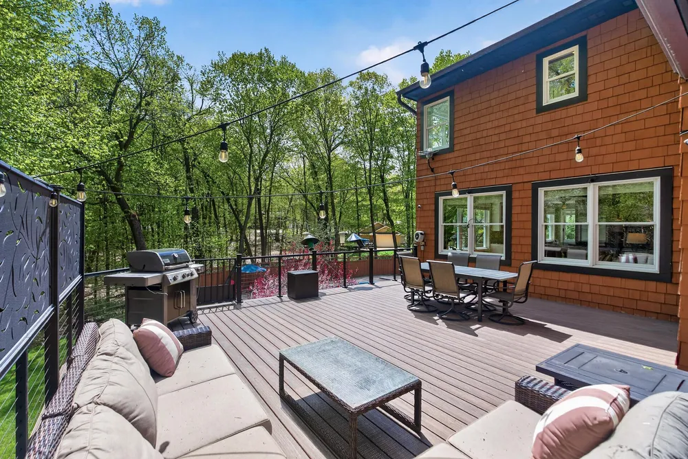 19055 Ridgewood Rd, Deephaven, MN 55391