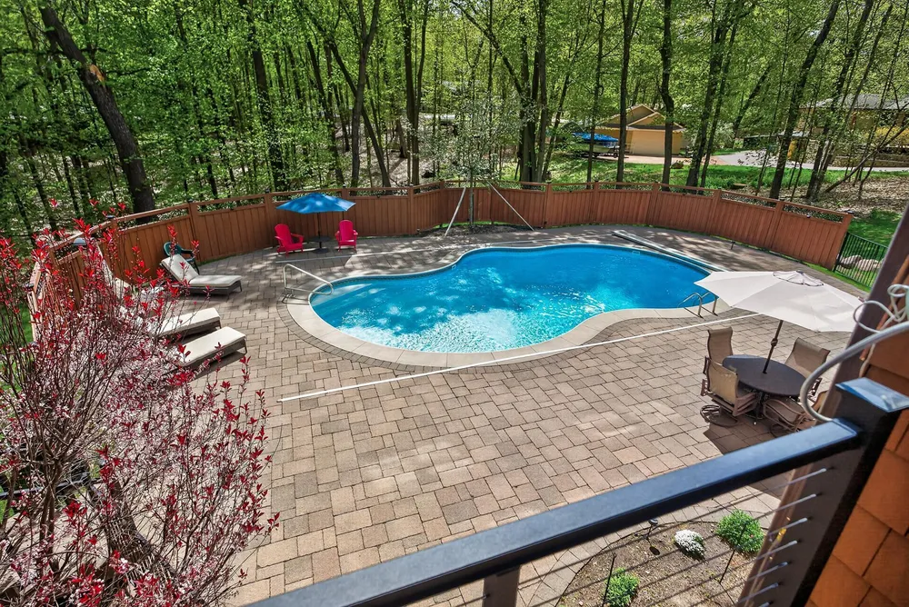19055 Ridgewood Rd, Deephaven, MN 55391