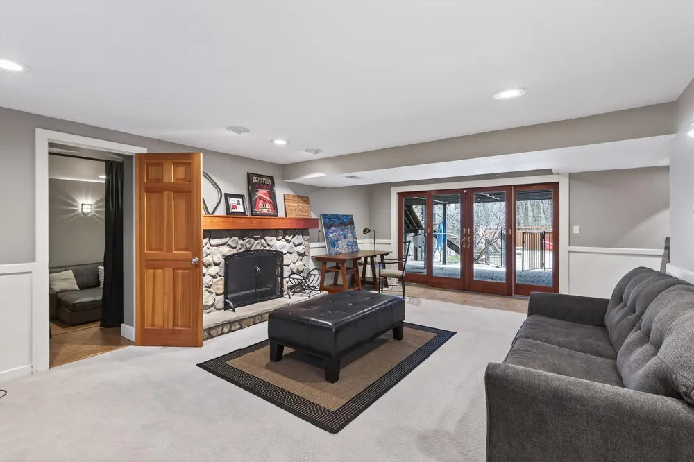 19055 Ridgewood Rd, Deephaven, MN 55391