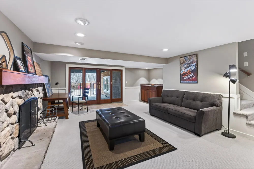 19055 Ridgewood Rd, Deephaven, MN 55391