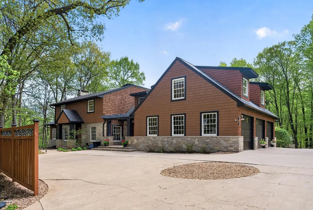 19055 Ridgewood Rd, Deephaven, MN 55391