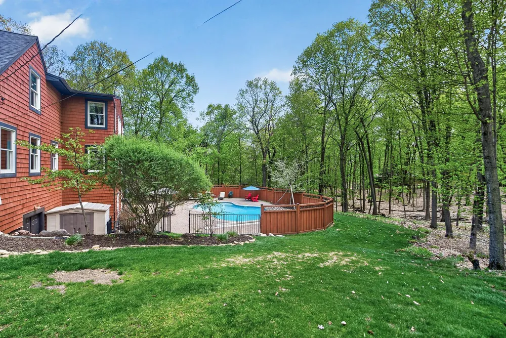 19055 Ridgewood Rd, Deephaven, MN 55391