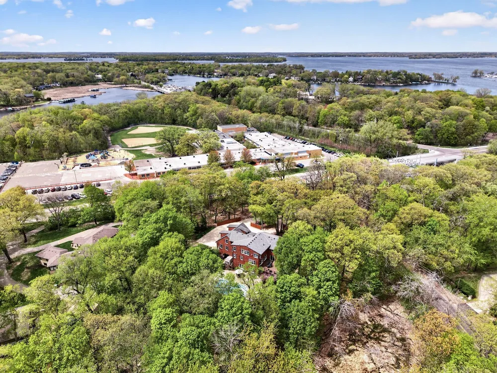 19055 Ridgewood Rd, Deephaven, MN 55391