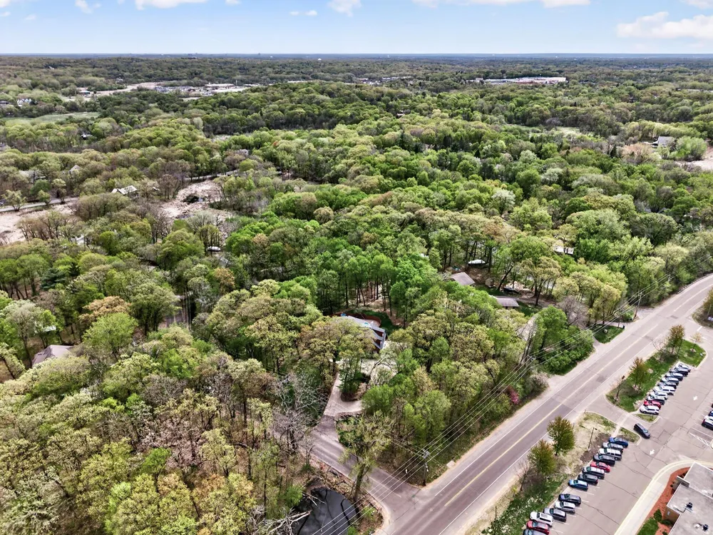 19055 Ridgewood Rd, Deephaven, MN 55391
