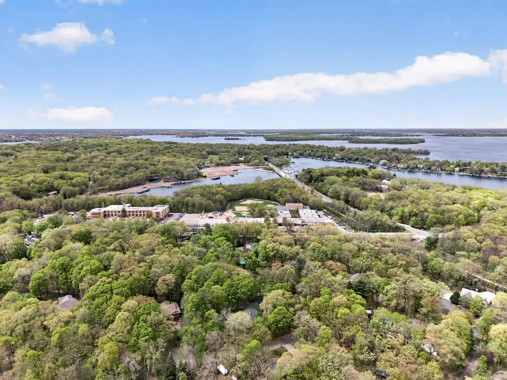 19055 Ridgewood Rd, Deephaven, MN 55391