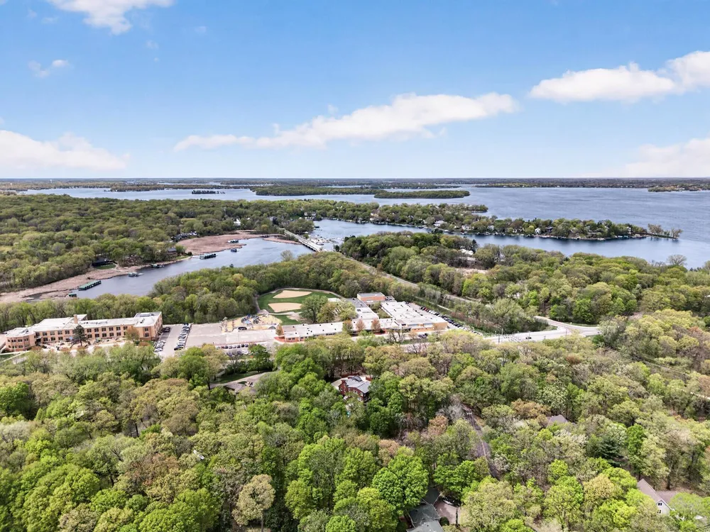 19055 Ridgewood Rd, Deephaven, MN 55391