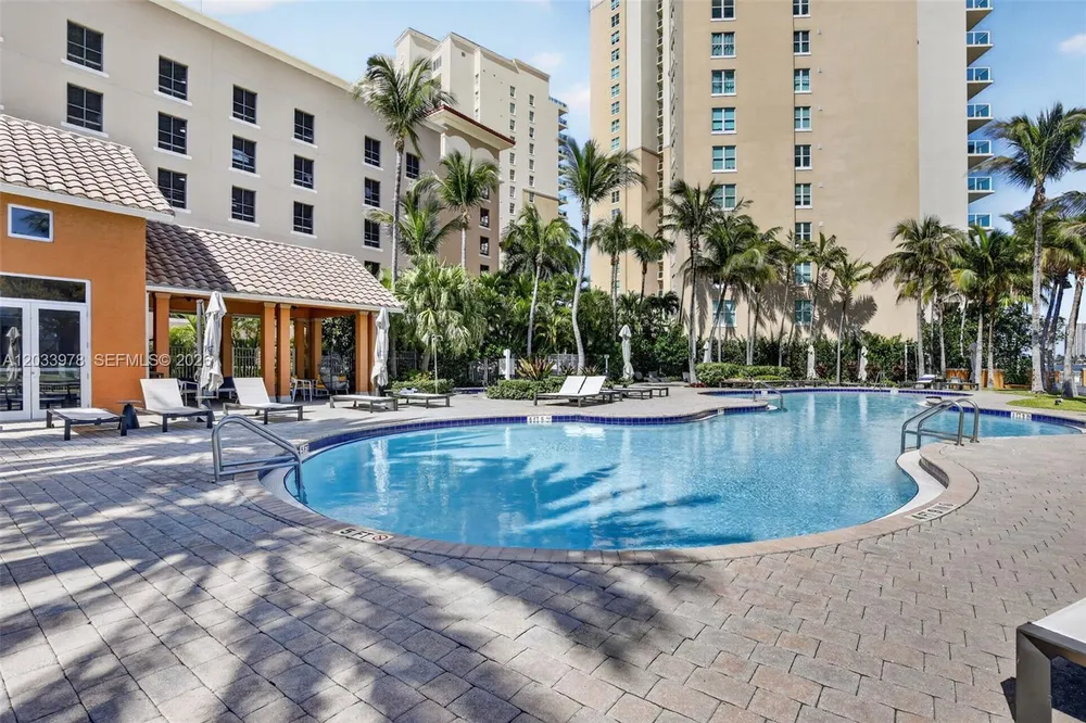 3340 NE 190th St, Aventura, FL 33180