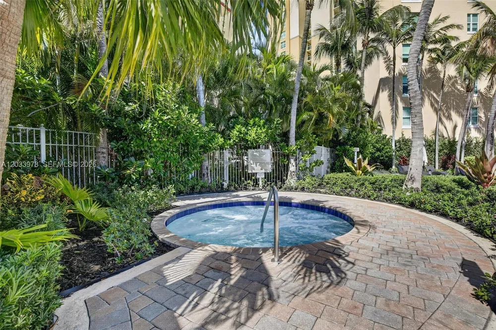 3340 NE 190th St, Aventura, FL 33180